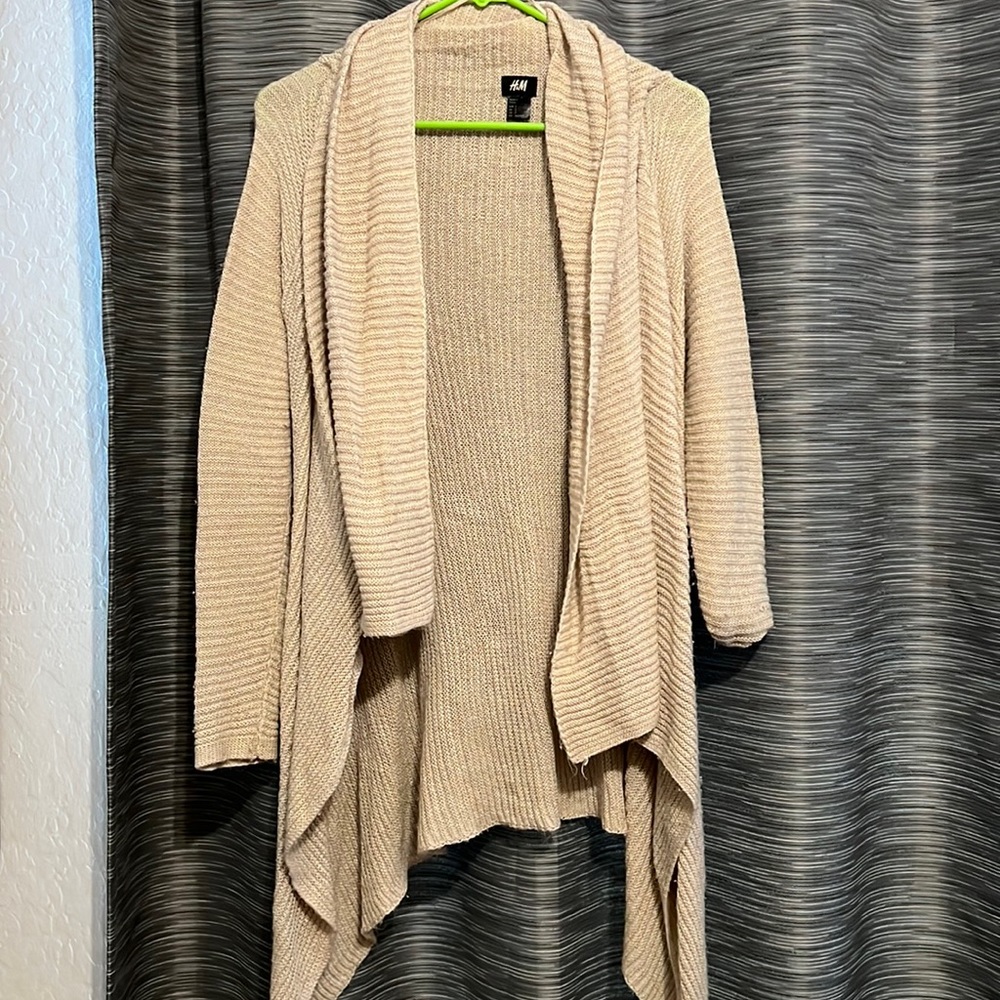 Flowy H&M open front sweater. Beige/light tan color